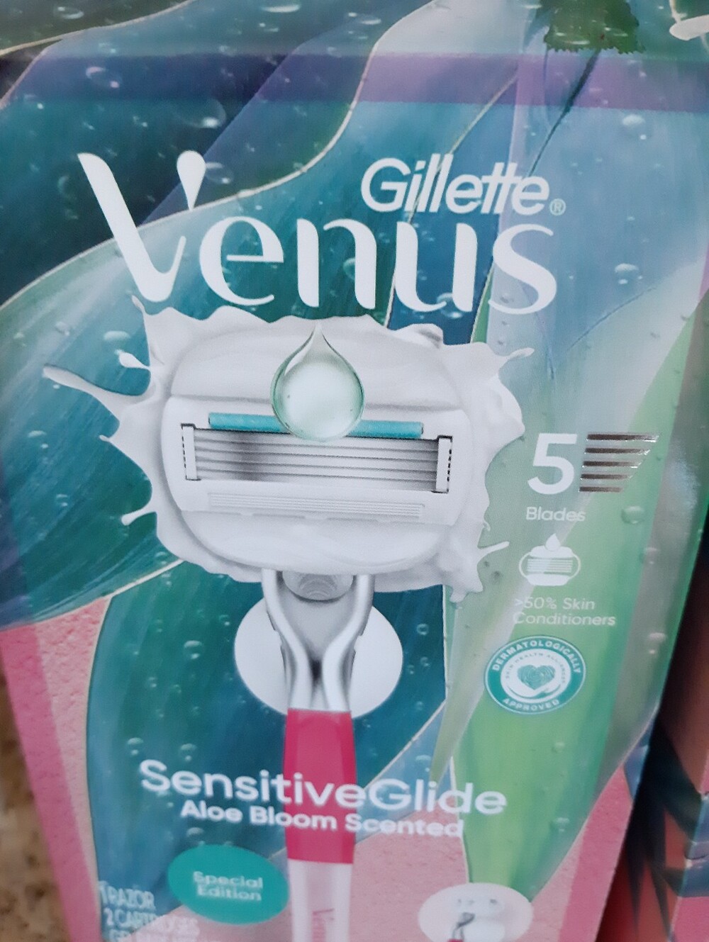 Gillette Venus Sensitive Glide Razor/ Refill Bundle - Picture 6 of 9